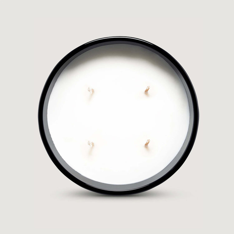 Birmanie Oud Candle with wick top view