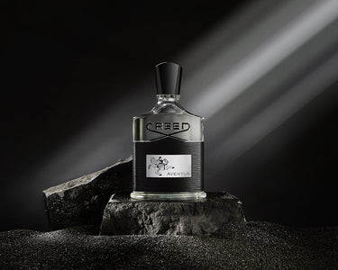 Botol Aventus 100ml dengan batu bulan dan latar belakang hitam