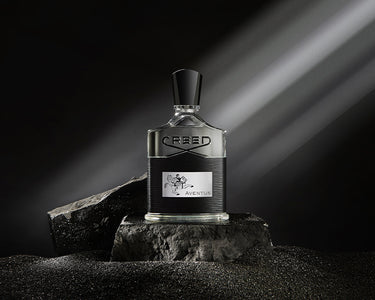 زجاجة Aventus 100ml مع صخرة القمر وخلفية سوداء
