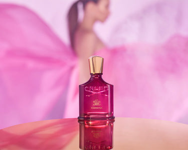 Carmina 75 ml fľaša s modelom v pozadí v kvetových ružových šatách