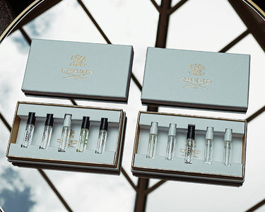 2 súpravy vzorkovača s 5 fľaštičkami v každom na sklenenom stole